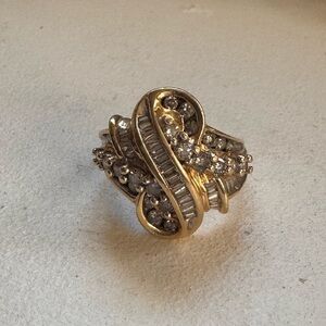 Elegant Gold and Diamond Women's Ring